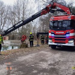 Noční jízda skončila ve vodě. Mladý řidič u Kaznějova nadýchal 1,5 promile