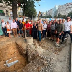 Pod budoucí tramvajovou tratí na Václavském náměstí uložili časovou schránku pro budoucí generace