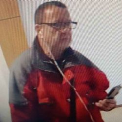 Policie pátrá po muži na fotografii, oběť přišla o 50 tis. Kč