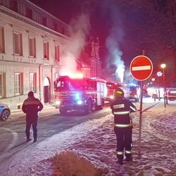 Požár sauny v Horní Plané zranil pět hasičů, skončili v nemocnici