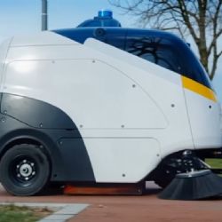 Praha 8 otestuje robotické zametače v Karlíně a Libni