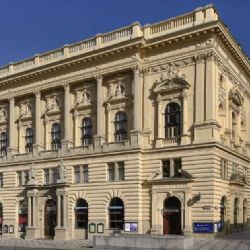 Praha chce dorovnat 399 milionů za Národní dům, jedná i o zámku Veleslavín