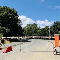 Praha 3 instalovala závoru u Vítkova kvůli porušování zákazu vjezdu. Přístup mají jen vozy s povolením