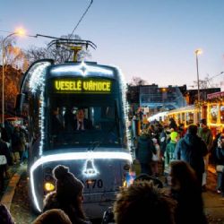 Prahou projíždí vánoční pohádka: Světelné tramvaje oslní až do Tří králů