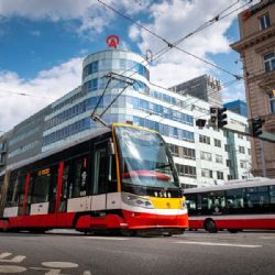 Pražské tramvaje kvůli extrémním vedrům zpomalily na 40 km/h, v podjezdech jen na 10 km/h