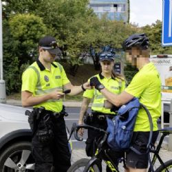Pražští strážníci při kontrolách cyklistů a koloběžek odhalili stovky přestupků