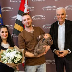 První miminka Plzeňského kraje roku 2026 přivítal hejtman na krajském úřadě