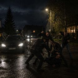 Rodinný spor skončil brutální rvačkou. Pětice stojí před soudem, hrozí až 12 let vězení