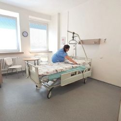 Rokycanská nemocnice modernizuje pokoje na chirurgii. Pacienti dostanou nové vybavení i televize