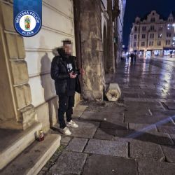 Rozkopl koš a rozbil vitrínu v centru Plzně, podcenil kamerový systém