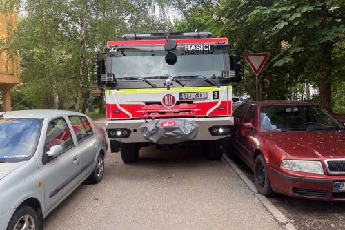 Foto: Test průjezdnosti ulic: Špatné parkování ohrožuje záchranu životů