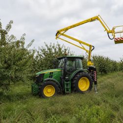 Tragédie při česání třešní na Klatovsku. Po převrácení traktoru zemřel senior