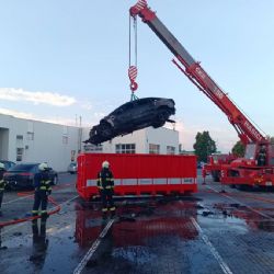 V autosalonu vzplál nový elektromobil. Hasiči zabránili dalšímu vznícení, škoda přesáhla 2,5 milionu korun