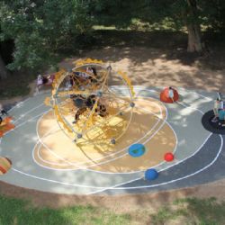 V Háječku otevřeli planetární hřiště. Děti čekají planety, černá díra i trampolína