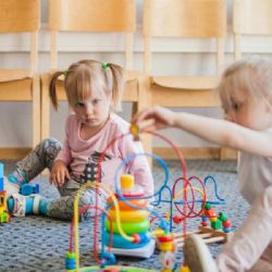 V jihočeských školkách ubývá dětí, základní a střední školy zůstávají stabilní