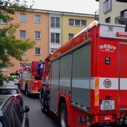 V Plzni hořel byt v ulici Na Jíkalce. Dva lidé skončili v péči záchranářů