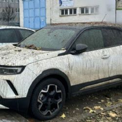 V Plzni Doubravce explodoval horkovod, výbuch zasypal okolní auta