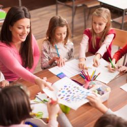 Velká změna v prvních třídách. Od září musí mít početné třídy asistenta pedagoga