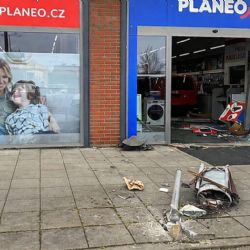 Policie pátrá po muži, který vjel kradeným autem do prodejny u Olympie, ukradl mobily i koloběžku