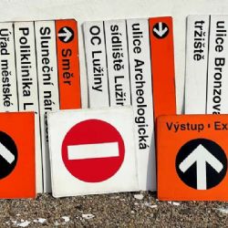 Vyřazené cedule z pražského metra zmizely z e-shopu během několika hodin