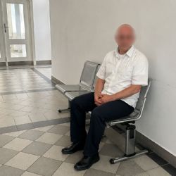 Zaútočil na plzeňské záchranáře bajonetem, před čepelí se zabarikádovali v pokojích